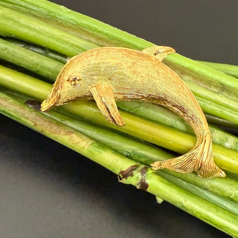 Vintage Brushed Gold-tone Dolphin Brooch 11g.